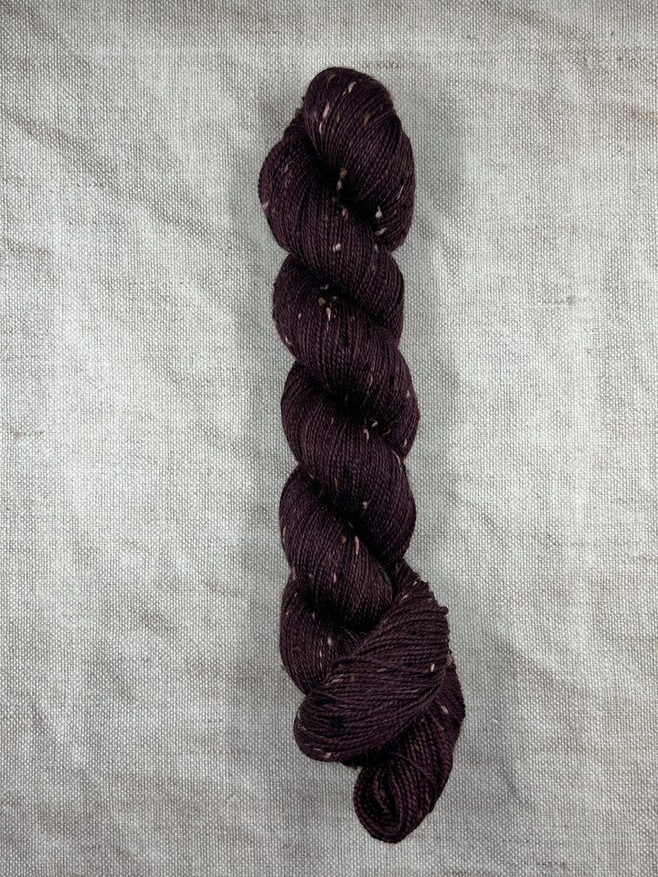 Dún na na nGall Hand Dyed Tweed Yarn - Mulberry